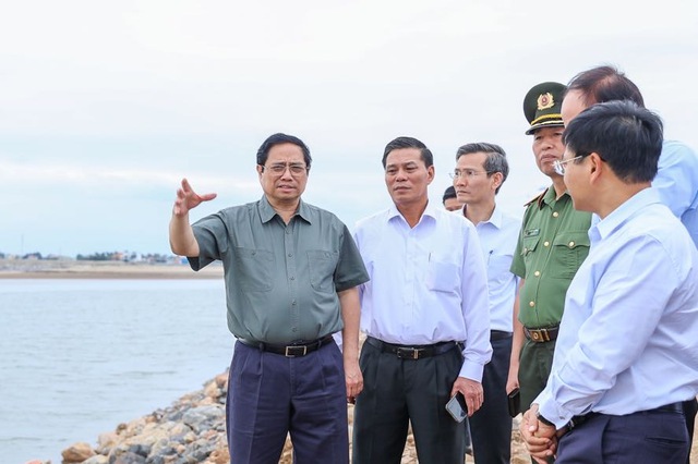 Thủ tướng Phạm Minh Chính đi kiểm tra tình hình thực hiện các Dự án bến cảng 3, 4, 5, 6 tại Lạch Huyện và việc chuẩn bị khởi công Dự án xây dựng Nhà ga hành khách T2 - Cảng hàng không quốc tế Cát Bi - Ảnh: VGP/Nhật Bắc