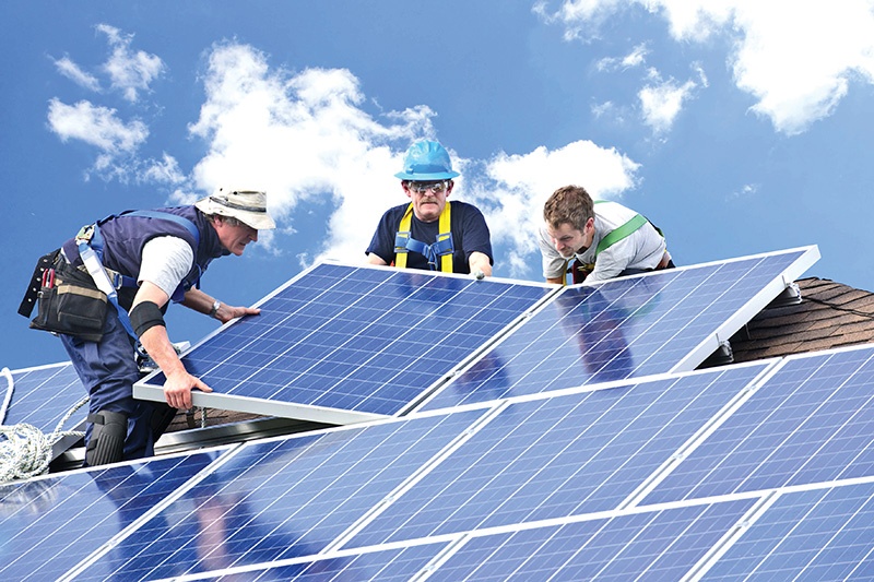  Chú thích ảnh Các tấm pin mặt trời quang điện chiếm phần lớn đầu tư vào năng lượng xanh. Ảnh: Solarpower