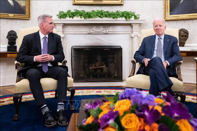 Tổng thống Mỹ Joe Biden (phải) và Chủ tịch Hạ viện McCarthy trong cuộc thảo luận về trần nợ công tại Nhà Trắng ngày 22/5/2023. Ảnh: AFP/TTXVN