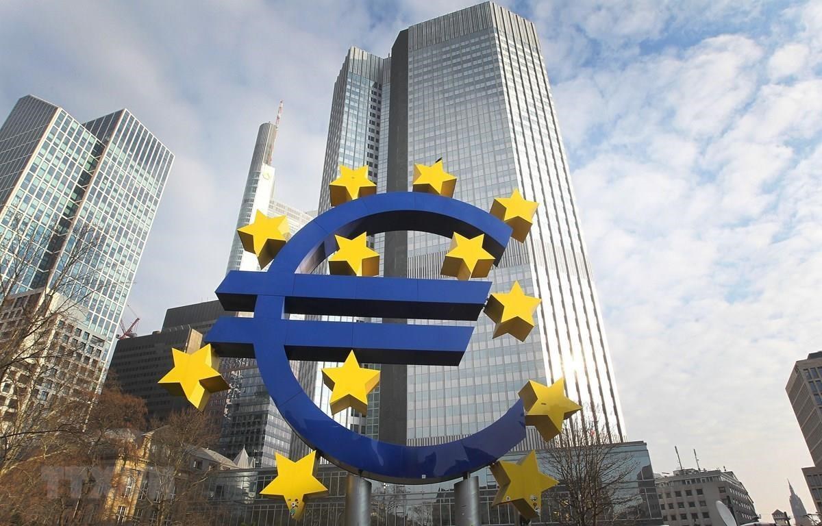 Biểu tượng đồng euro tại Frankfurt, Đức. Ảnh: AFP/TTXVN