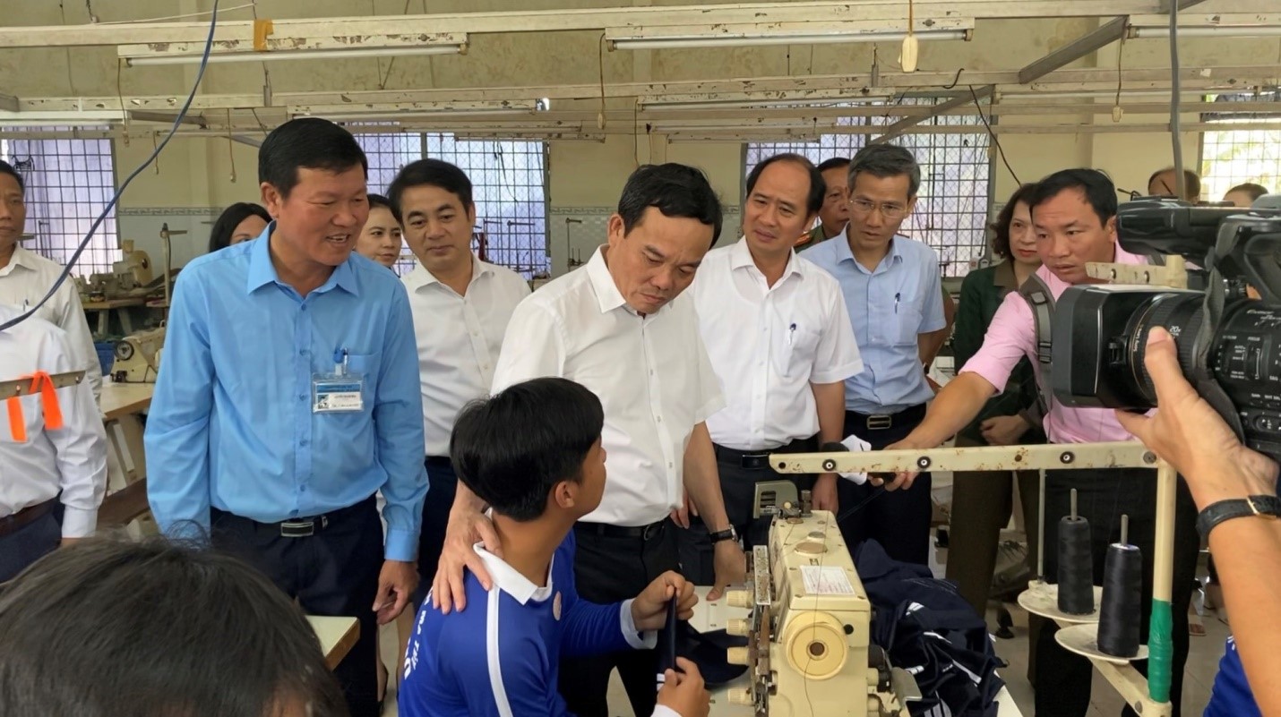 Phó thủ tướng Chính phủ Trần Lưu Quang động viên người cai nghiện đang tham gia lao động tại xưởng may công nghiệp tại Cơ sở Cai nghiện ma túy thành phố Cần Thơ