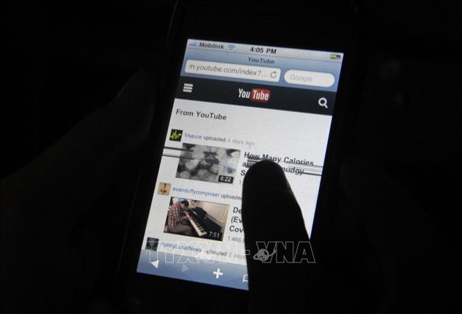 Truy cập internet trên điện thoại di động tại Quetta, Pakistan. Ảnh: AFP/TTXVN