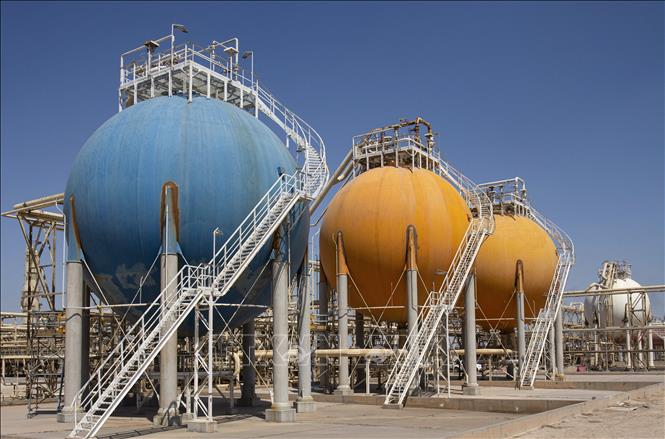 Bể chứa dầu tại một nhà máy dầu khí ở Khor al-Zubair, Iraq. Ảnh: AFP/TTXVN