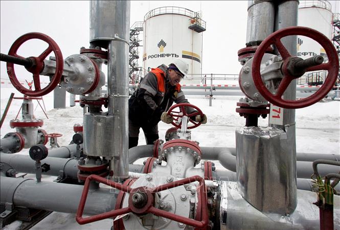 Công nhân vận hành trạm bơm tại giếng dầu Gremikhinskoye ở phía Đông Izhevsk, LB Nga. Ảnh: REUTERS/TTXVN