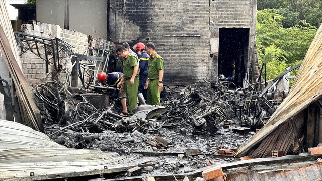 Các đơn vị nghiệp vụ Công an Bình Thuận khám nghiệm hiện trường vụ cháy