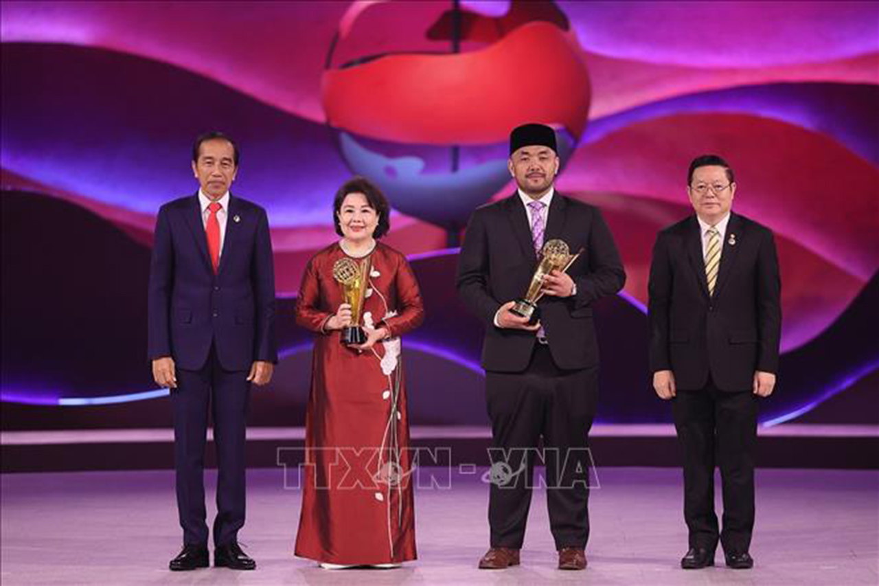 Tổng thống Indonesia trao Giải thưởng ASEAN 2023 cho doanh nhân Nguyễn Thị Tuyết Minh về những đóng góp to lớn cho tiến trình xây dựng Cộng đồng ASEAN