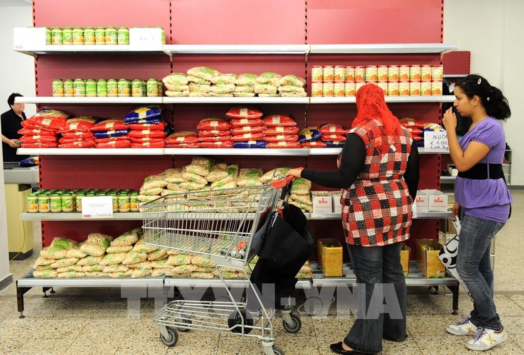 Người dân mua sắm tại một siêu thị ở Vienna， Áo. Ảnh: AFP/TTXVN