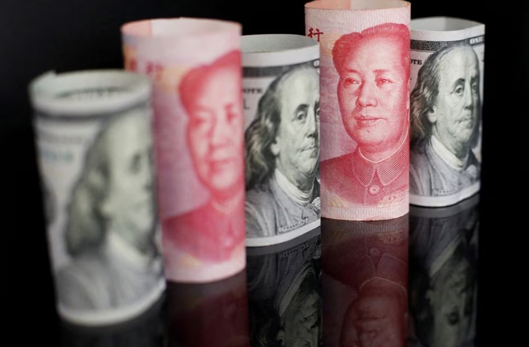 Nợ toàn cầu tính đã tăng 10.000 tỷ USD trong nửa đầu năm 2023. Ảnh minh họa: Đồng nhân dân tệ Trung Quốc và đồng USD của Mỹ. Nguồn: Reuters