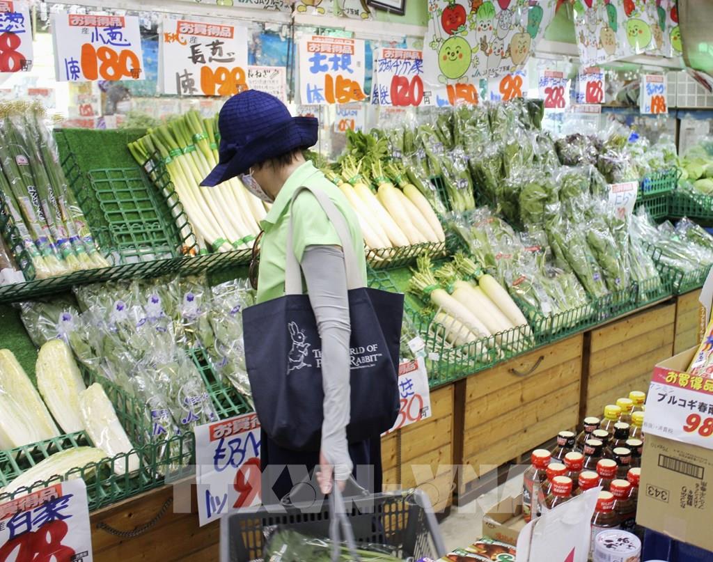 Người dân chọn mua thực phẩm tại siêu thị ở Tokyo, Nhật Bản. Ảnh: Kyodo/ TTXVN