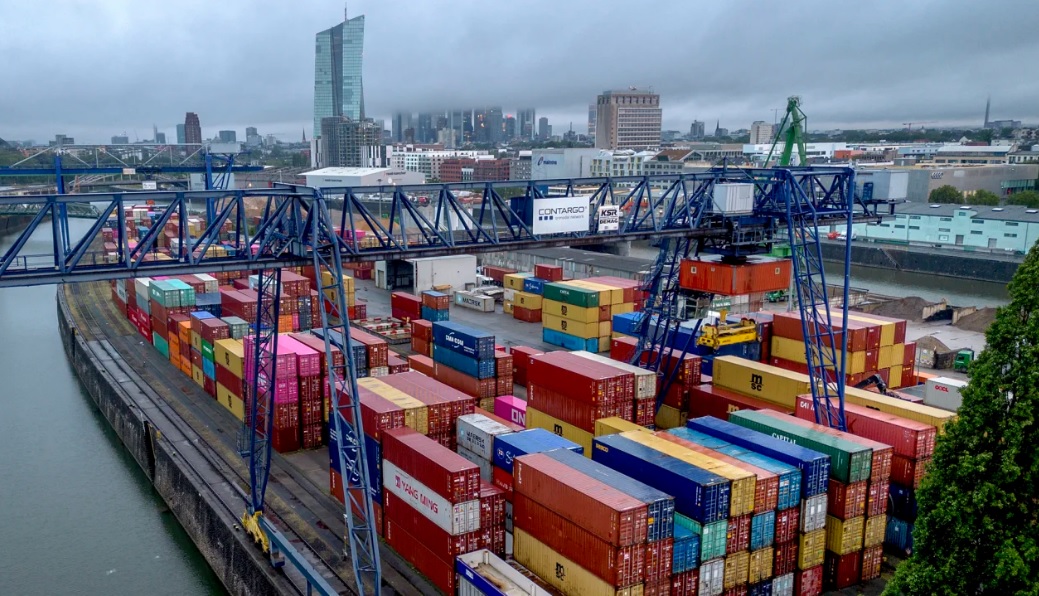 Container ở Frankfurt, Đức. Nền kinh tế hàng đầu châu Âu đã ngừng suy giảm nhưng đang gặp khó khăn trong tăng trưởng. Ảnh: AP