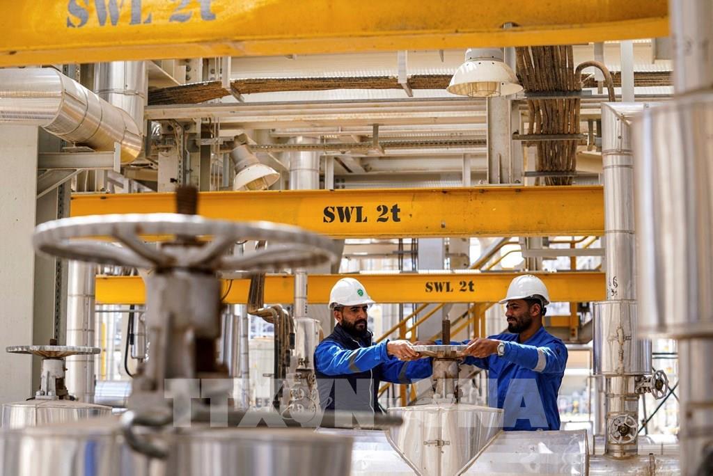 Ảnh tư liệu: Công nhân làm việc tại nhà máy lọc dầu Karbala, Iraq. Ảnh: AFP/TTXVN