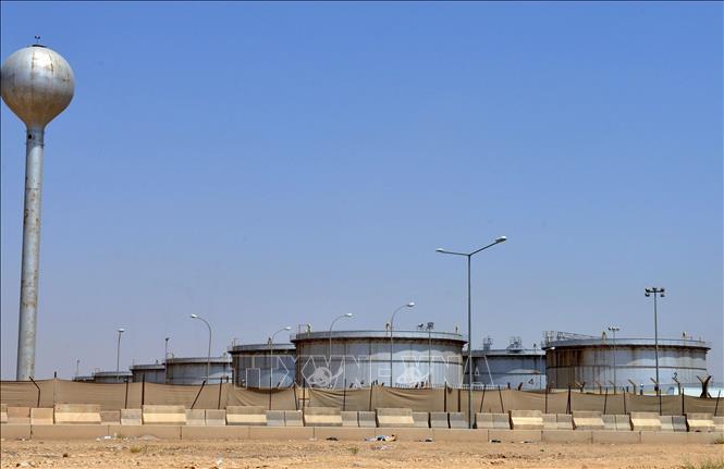 Bể chứa dầu tại nhà máy lọc dầu ở Riyadh, Saudi Arabia. Ảnh: AFP/TTXVN