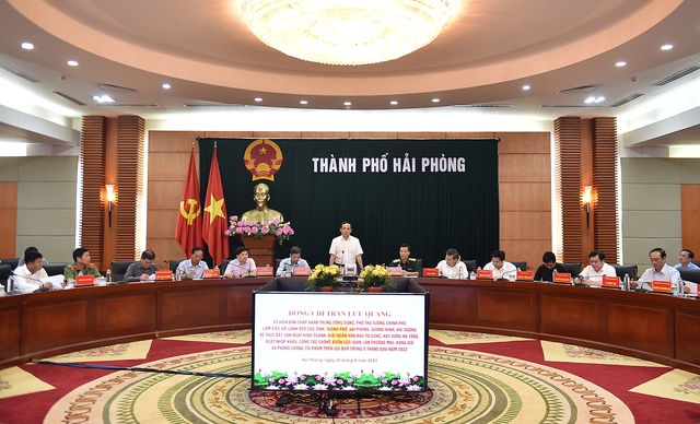 Phó Thủ tướng Chính phủ Trần Lưu Quang: Tập trung tháo gỡ khó khăn và đẩy nhanh tiến độ giải phóng mặt bằng, tiến độ triển khai các Dự án trọng điểm, nhất là Dự án phát triển hạ tầng khu, cụm công nghiệp, giao thông kết nối, hạ tầng điện, cảng biển - Ảnh: VGP