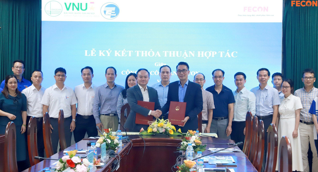 Chủ tịch HĐQT CTCP FECON Phạm Việt Khoa và Hiệu trưởng VNU-UET Chử Đức Trình trao đổi biên bản hợp tác giữa hai bên