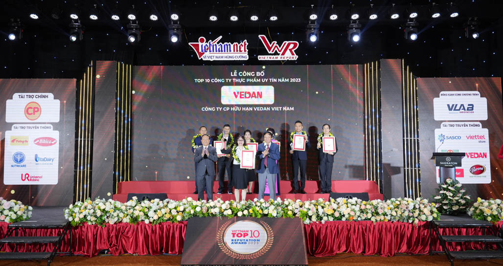 Bà Hà Hòa Bình, đại diện cho Vedan Việt Nam nhận chứng nhận 