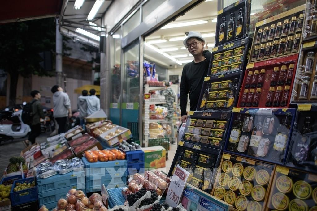 Hàng hóa được bày bán tại siêu thị ở Seoul, Hàn Quốc. Ảnh: AFP/TTXVN