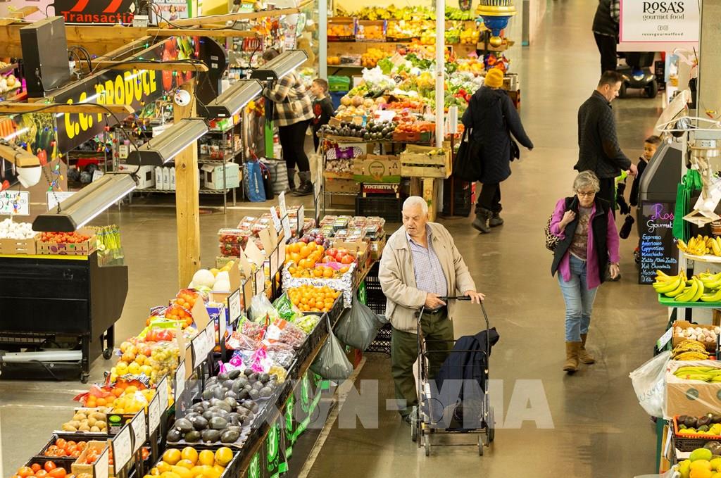 Người dân mua sắm tại một chợ ở Ontario, Canada ngày 21/3/2023. Ảnh: THX/TTXVN