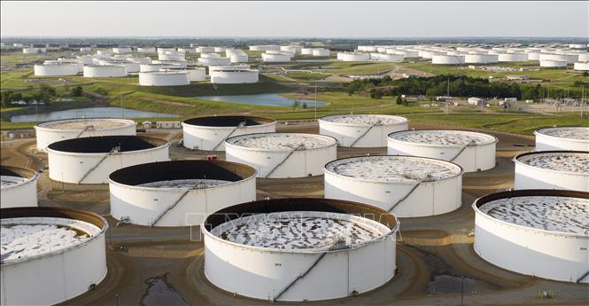  Chú thích ảnh Một cơ sở dự trữ dầu thô ở Oklahoma, Mỹ. Ảnh: AFP/TTXVN