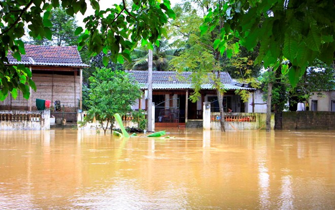 Nhiều nhà dân trên địa bàn huyện Hương Khê, tỉnh Hà Tĩnh ngập sâu trong nước trong đợt mưa lũ vừa qua. (Ảnh: TTXVN)