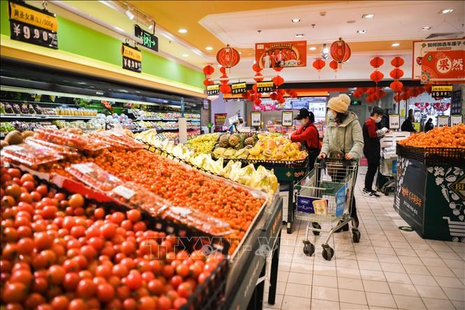 Người dân mua hàng trong siêu thị tại tỉnh Hắc Long Giang, Trung Quốc. Ảnh: THX/TTXVN