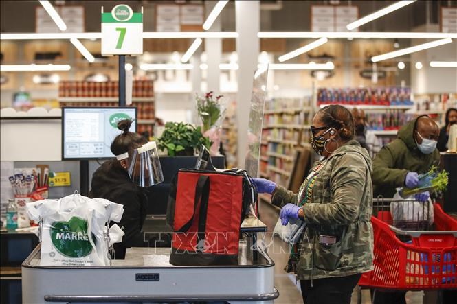 Người tiêu dùng Mỹ mua sắm tại siêu thị. Ảnh: TTXVN