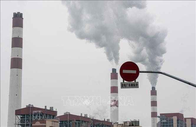 Khí thải phát ra từ một nhà máy điện than ở Thượng Hải, Trung Quốc. Ảnh: AFP/TTXVN