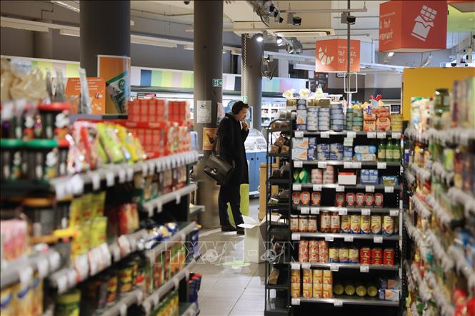Người tiêu dùng chọn mua hàng tại một siêu thị ở Brussels, Bỉ ngày 15/11/2023. Ảnh: THX/TTXVN