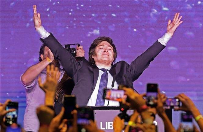 Niềm vui của ứng viên Tổng thống Argentina, Hạ nghị sỹ Javier Milei sau khi kết quả bầu cử sơ bộ được công bố tại Buenos Aires, ngày 14/8/2023. (Ảnh: AFP/TTXVN)
