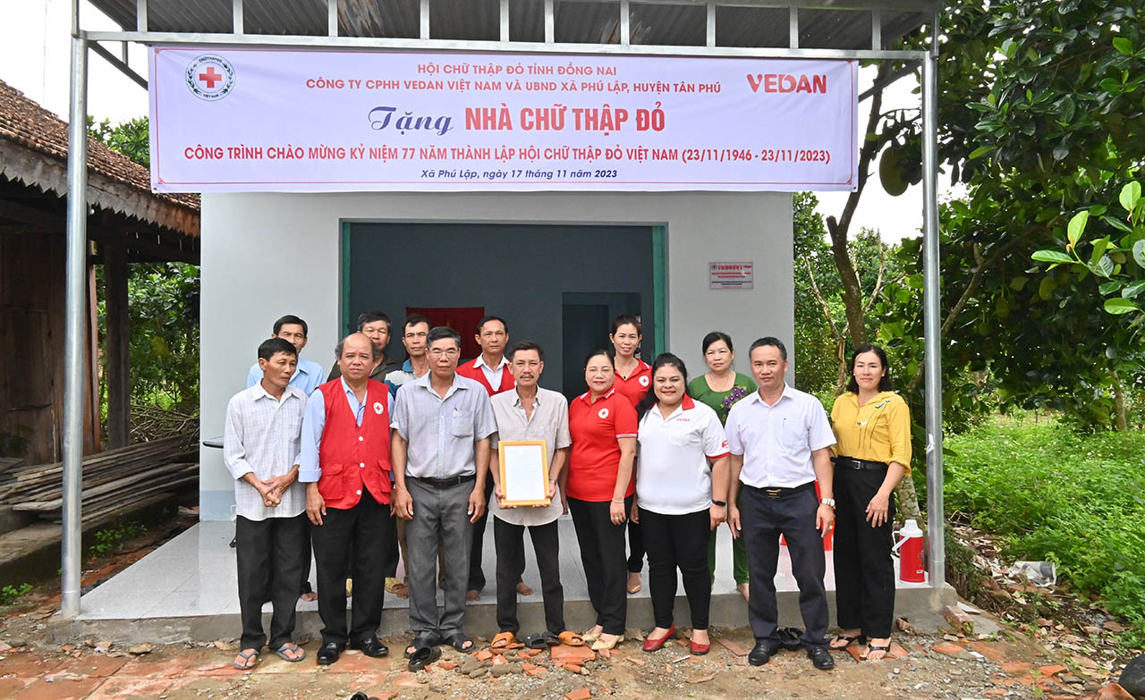 Bà Nguyễn Thu Thuỷ, Phó giám đốc Đối ngoại công ty Vedan (thứ 3 phải qua) trao tặng nhà Chữ thập đỏ cho gia đình ông Nguyễn Văn Hoà