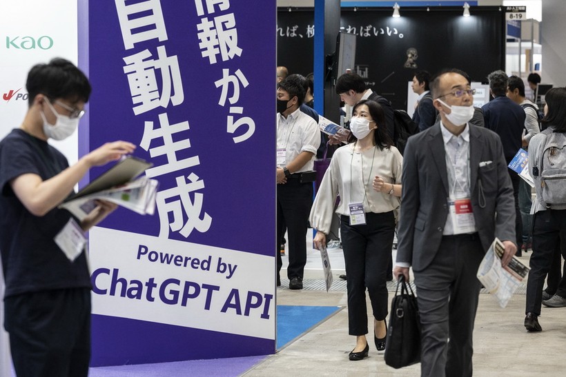Biển quảng cáo ứng dụng ChatGPT tại triển lãm công nghệ trí tuệ nhân tạo ở Tokyo, Nhật Bản, ngày 10/5/2023. (Ảnh: AFP/TTXVN)