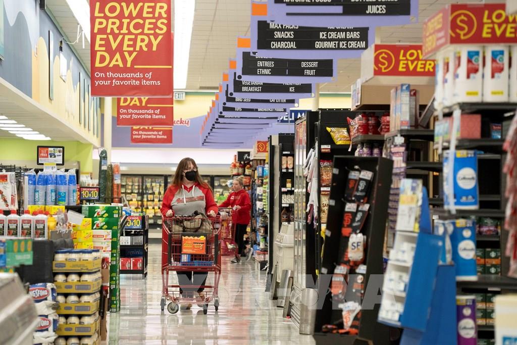 Người dân mua sắm tại siêu thị ở San Mateo, California, Mỹ. Ảnh: THX/TTXVN