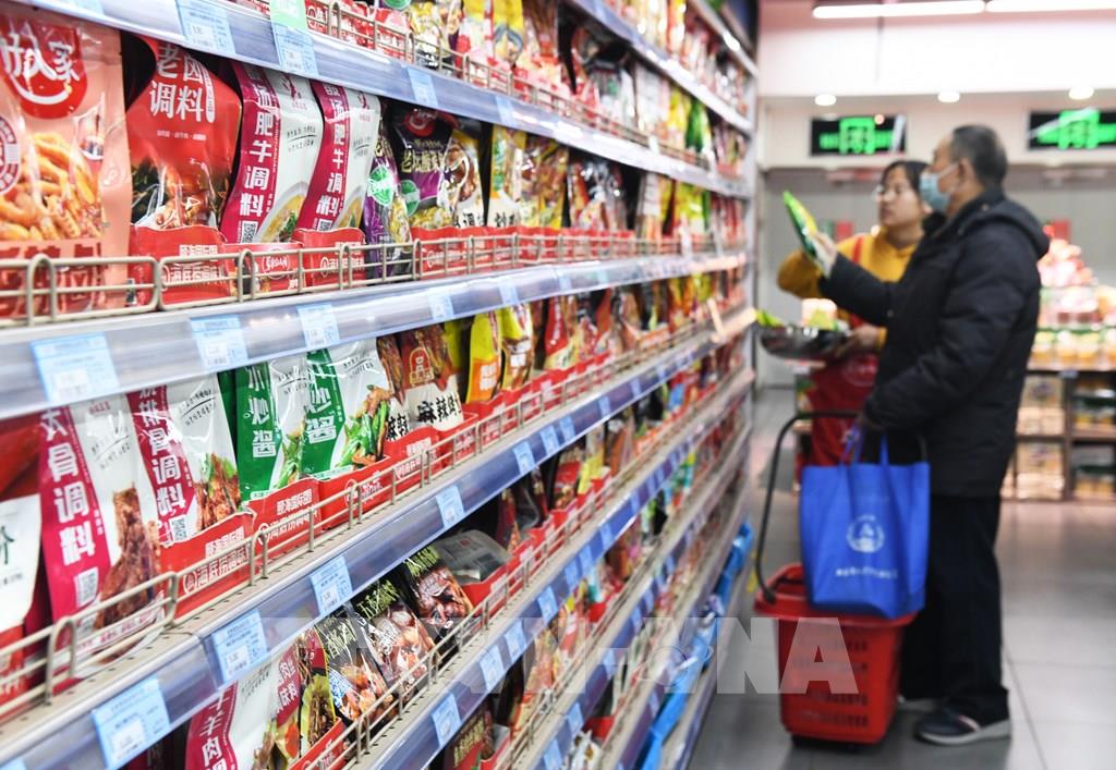 Người dân chọn mua hàng trong siêu thị ở Hà Bắc, Trung Quốc, ngày 9/12/2023. Ảnh: THX/TTXVN