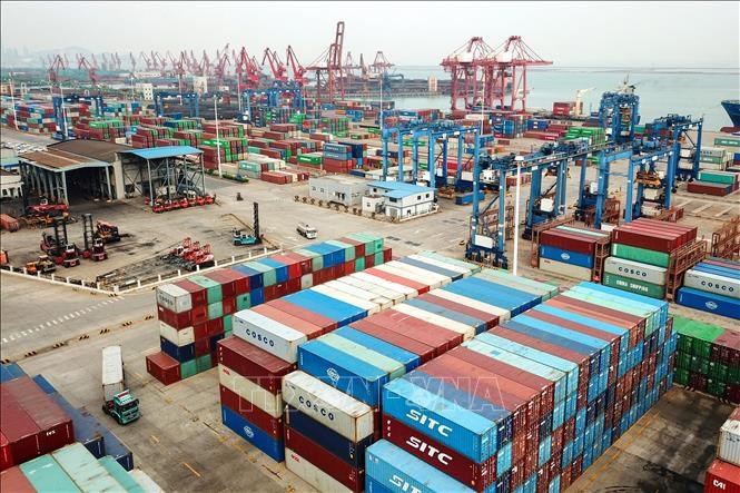 Hàng hóa được xếp tại cảng ở Thanh Đảo, tỉnh Sơn Đông, Trung Quốc. Ảnh: AFP/ TTXVN