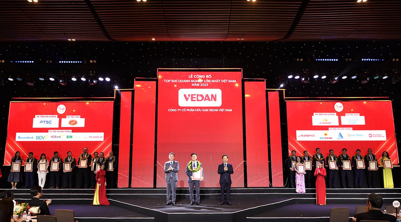 Ông Tsai Tsung Hsiao, Giám đốc cao cấp, đại diện cho Vedan Việt Nam nhận chứng nhận từ Ban tổ chức