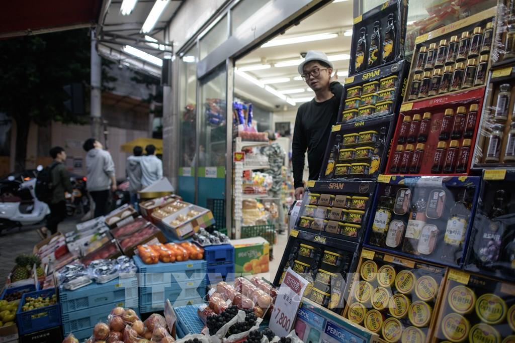Hàng hóa được bày bán tại siêu thị ở Seoul, Hàn Quốc. Ảnh: AFP/ TTXVN