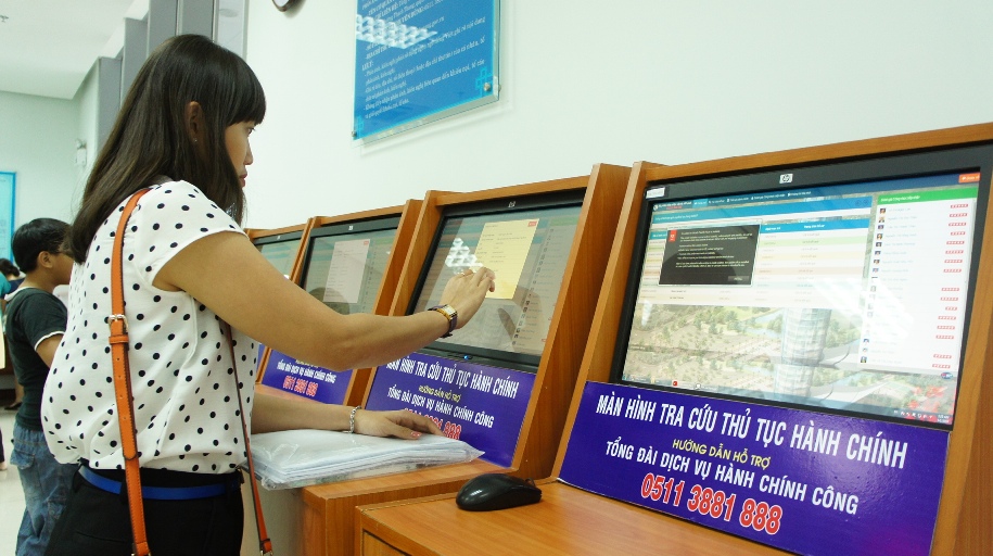 Người dân thực hiện thủ tục hành chính tại Trung tâm hành chính Đà Nẵng. Ảnh: VGP/Minh Trang