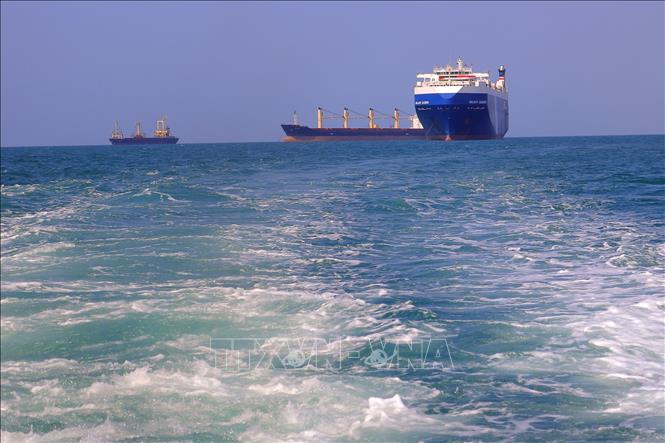 Tàu chở hàng (phải), bị lực lượng Houthi bắt giữ, trên đường về cảng tỉnh Hodeida (Yemen), ngoài khơi Biển Đỏ, ngày 22/11/2023. Ảnh: AFP/TTXVN