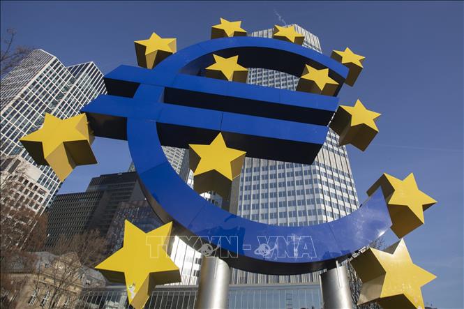 Biểu tượng của khu vực đồng tiền chung châu Âu (Eurozone). Ảnh: AFP/TTXVN