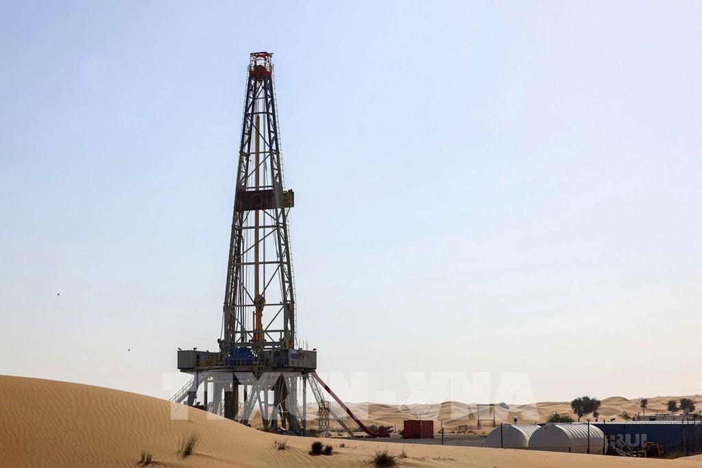 Một giàn khoan dầu tại Dubai, Các tiểu vương quốc Arab thống nhất. Ảnh: AFP/TTXVN