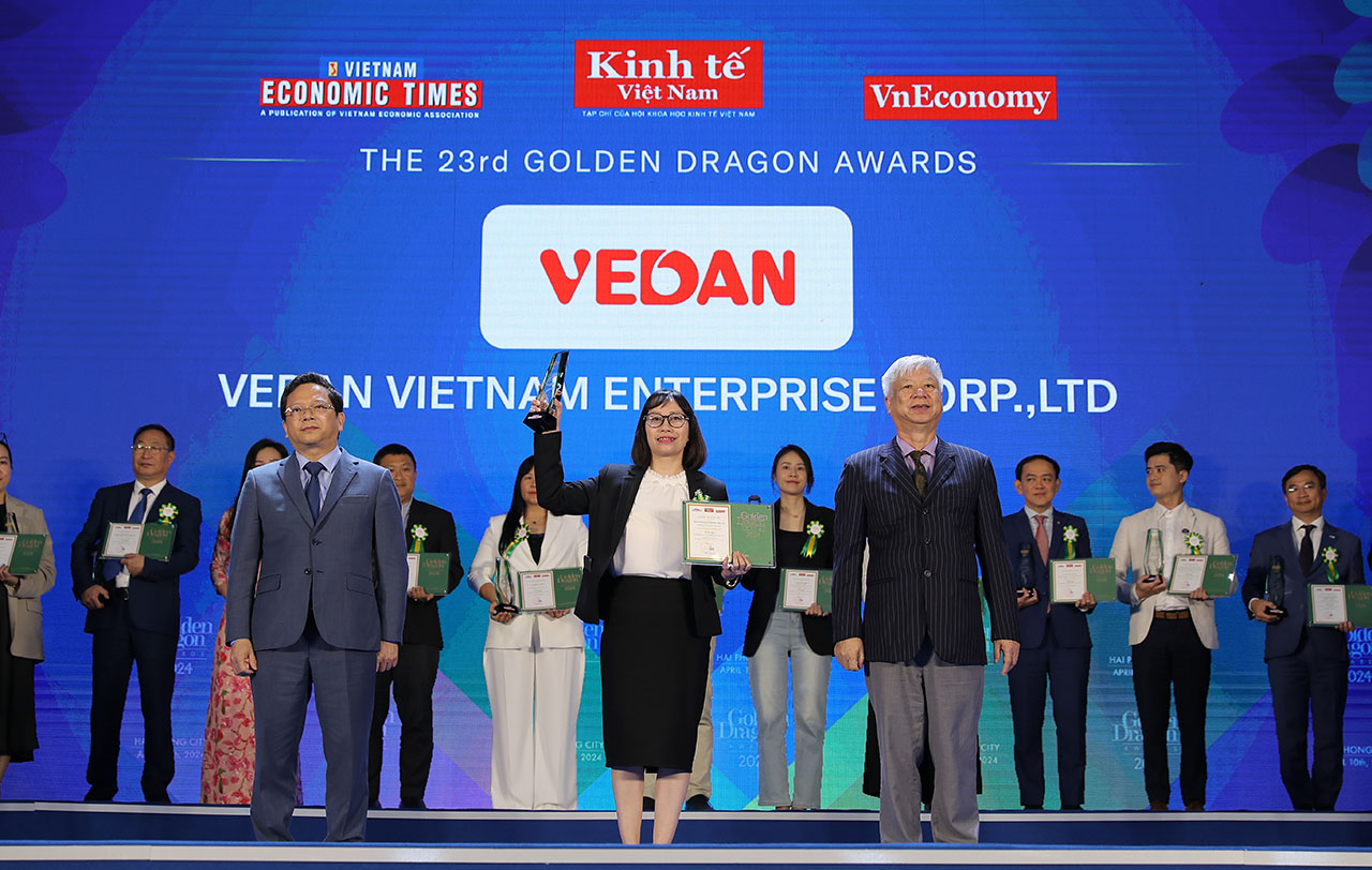 Bà Hà Thị Hòa Bình, Phó giám đốc Công ty - Đại diện Vedan Việt Nam nhận giải thưởng Rồng Vàng từ Ban tổ chức