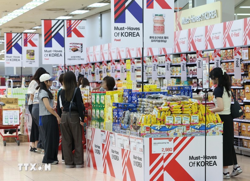 Các gian hàng trong một cửa hàng của Lotte Mart ở Seoul, Hàn Quốc. (Ảnh: Yonhap/TTXVN)