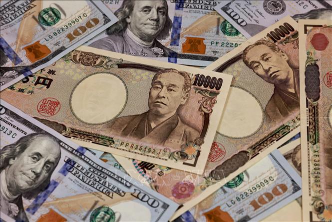 Đồng yen Nhật và đồng USD. Ảnh: AFP/TTXVN