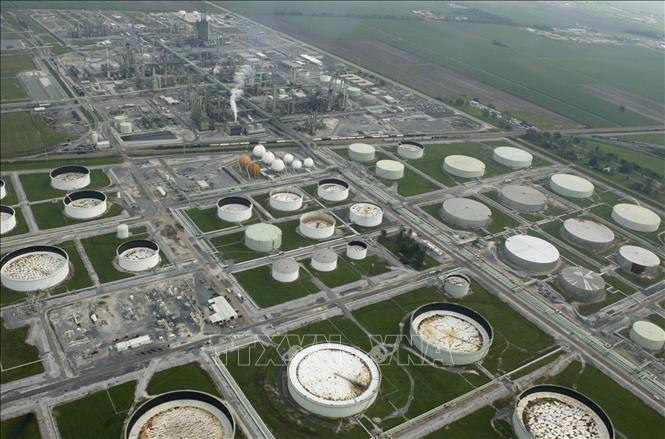 Một nhà máy lọc dầu ở gần Baton Rouge, bang Louisiana, Mỹ. Ảnh: AFP/TTXVN