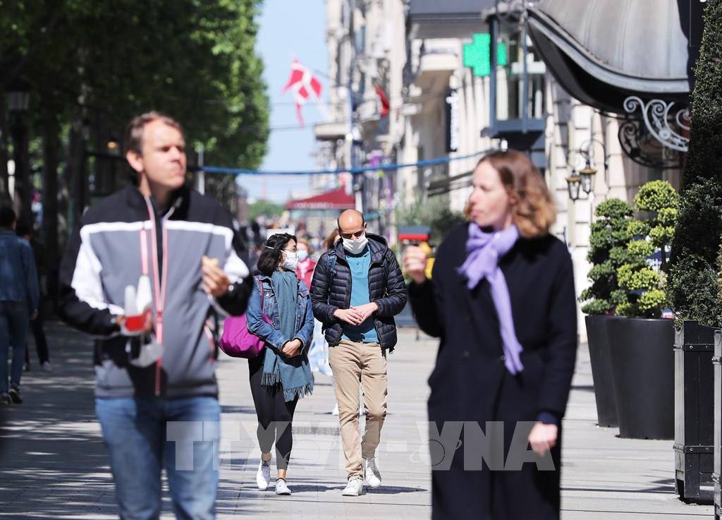 Ảnh tư liệu: Người dân di chuyển trên đường phố tại Paris, Pháp. Ảnh: THX/TTXVN
