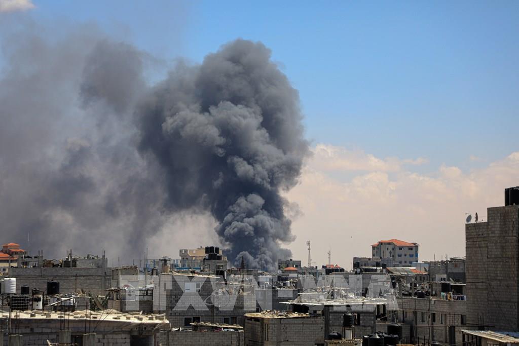 Khói bốc lên sau vụ oanh kích của Israel xuống thành phố Rafah, Dải Gaza, ngày 7/5/2024. Ảnh: THX/TTXVN