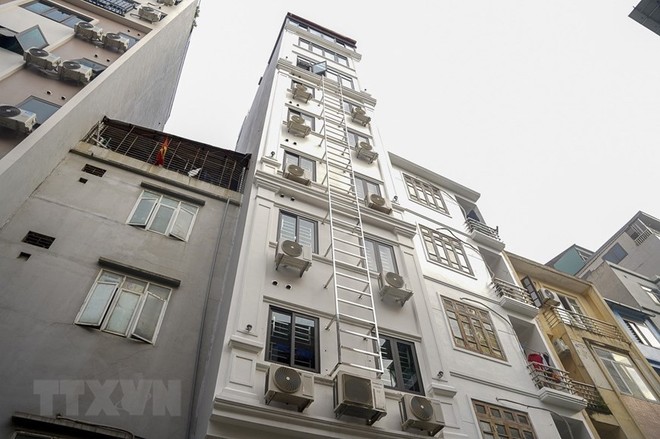 Thang thoát hiểm ngoài trời vừa được lắp đặt tại một tòa nhà cao tầng ở phường Thanh Xuân Nam, quận Thanh Xuân, Hà Nội. (Ảnh: Minh Nghĩa/TTXVN)