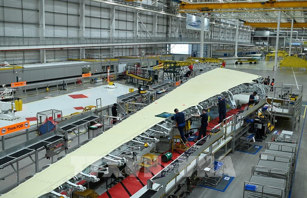 Công nhân làm việc tại một nhà máy sản xuất ô tô ở Sunderland, Anh. Ảnh: AFP/TTXVN