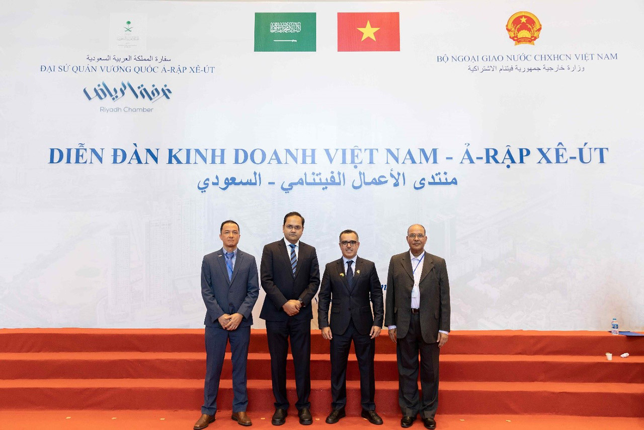 Ông Swain Ajaya Kumar (ngoài cùng bên phải) cùng ông Nawaf Al Zamil, Chủ tịch Zamil Steel Holding (thứ 2 từ bên phải) tại diễn đàn kinh doanh Việt Nam - Ả Rập Saudi diễn ra tại Hà Nội năm 2023 