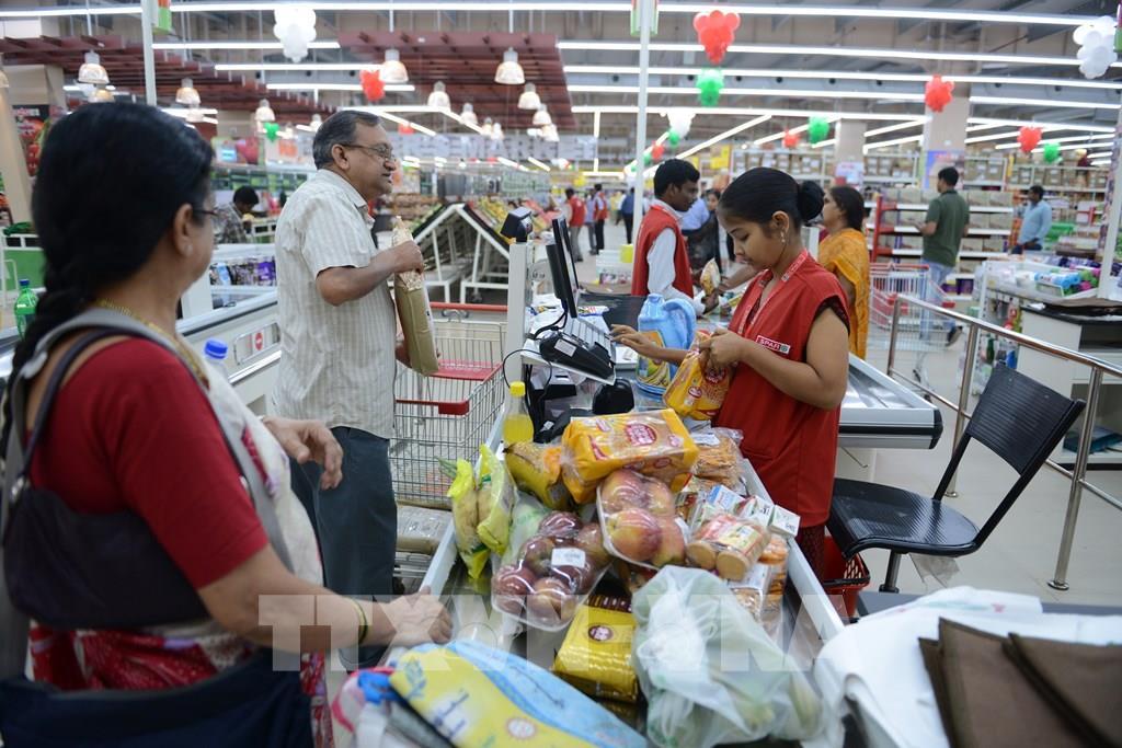 Người dân mua sắm tại một siêu thị ở Hyderabad, Ấn Độ. Ảnh: AFP/TTXVN
