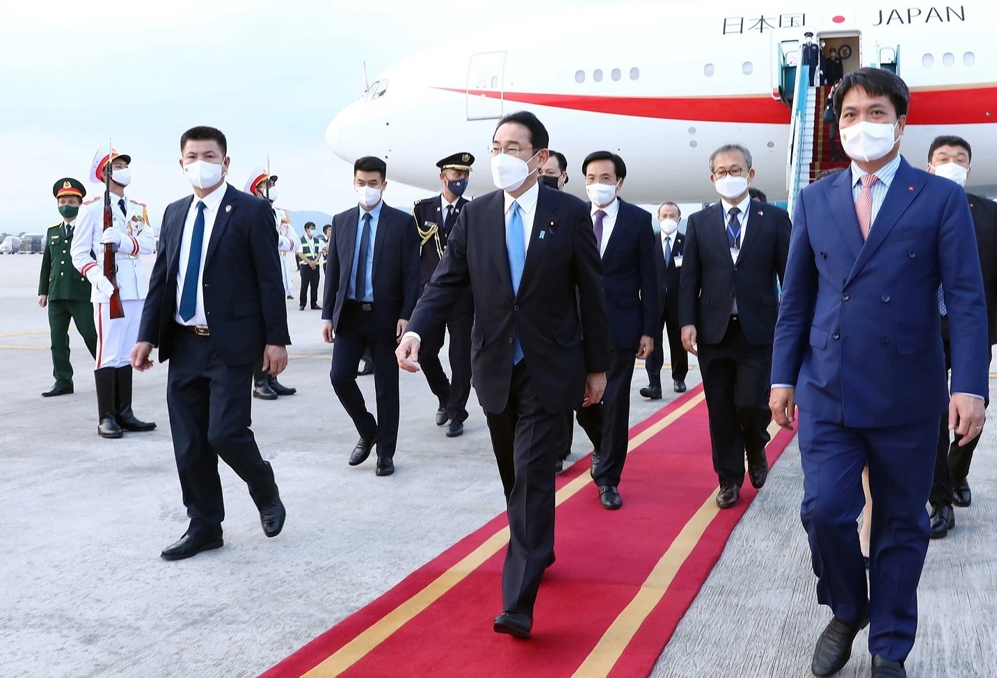 Thủ tướng Nhật Bản Kishida Fumio đến Hà Nội, bắt đầu chuyến thăm chính thức Việt Nam trong 2 ngày 30/4 – 1/5/2022. Ảnh TTXVN